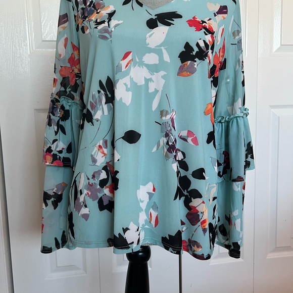 Melanie Lynn Floral Flowy Blouse - Picture 7 of 7
